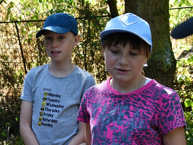 Děti si na letním táboře v Lomíčku užívají pohodu. Vypravily se na cestu kolem světa, při níž i rýžovaly zlato.