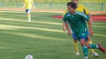 Fotbalisté FK Tachov (v zeleném) postoupili do 2. kola Poháru ČMFS, kdy vyřadili plzeňskou Doubravku.