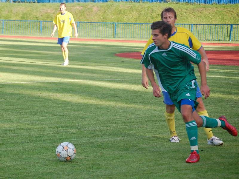 Fotbalisté FK Tachov (v zeleném) postoupili do 2. kola Poháru ČMFS, kdy vyřadili plzeňskou Doubravku.