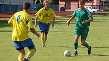 Fotbalisté FK Tachov (v zeleném) postoupili do 2. kola Poháru ČMFS, kdy vyřadili plzeňskou Doubravku.