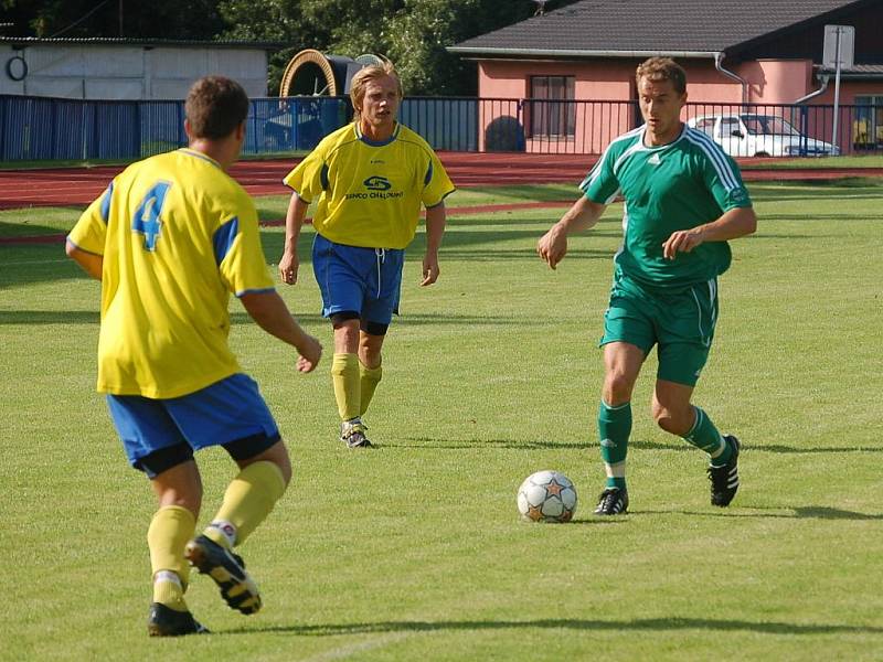 Fotbalisté FK Tachov (v zeleném) postoupili do 2. kola Poháru ČMFS, kdy vyřadili plzeňskou Doubravku.