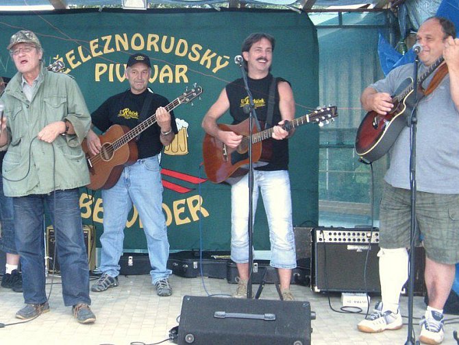 Na belvederském pódiu hráli a zpívali hostující Honza Vyčítal, Ladislav Štěpánek, Josef Kožnar a Jiří Bohuslav (zleva). 