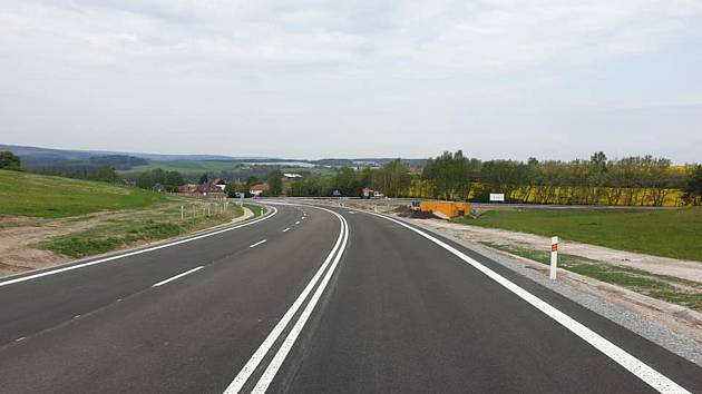 Motoristé už mohou ze Stříbra k dálnici jezdit po nové silnici.