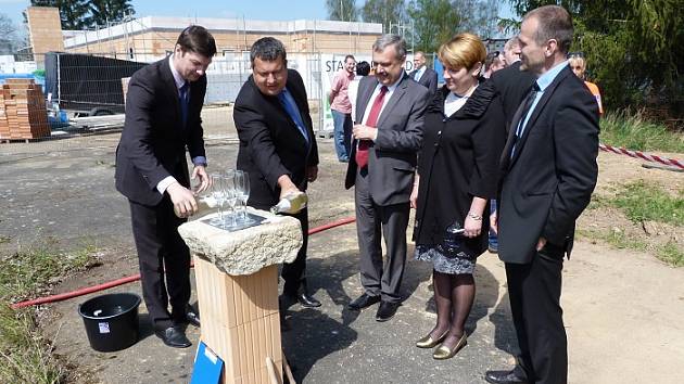 SLAVNOSTNÍ POKLEPÁNÍ na základní kámen nového střediska záchranné služby je již minulostí. Stavba je v plném proudu, měla by být hotova v srpnu. 