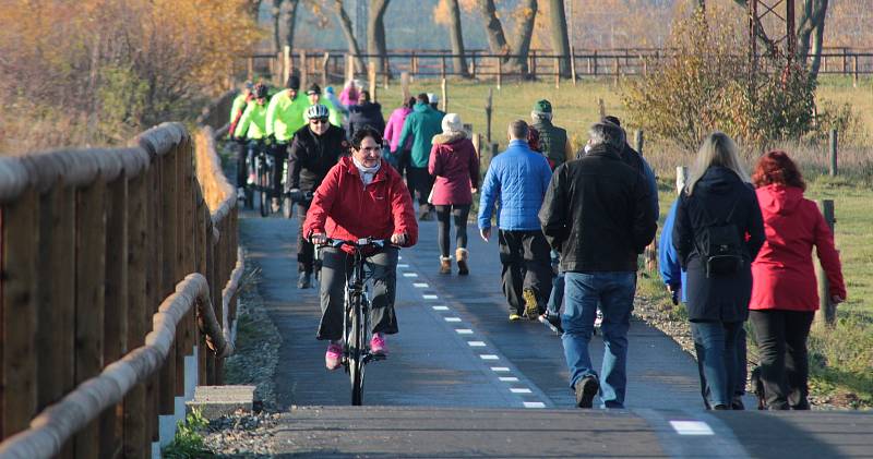 Na novou stezku se po slavnostním otevření vydali cyklisté i pěší rodiče s dětmi.