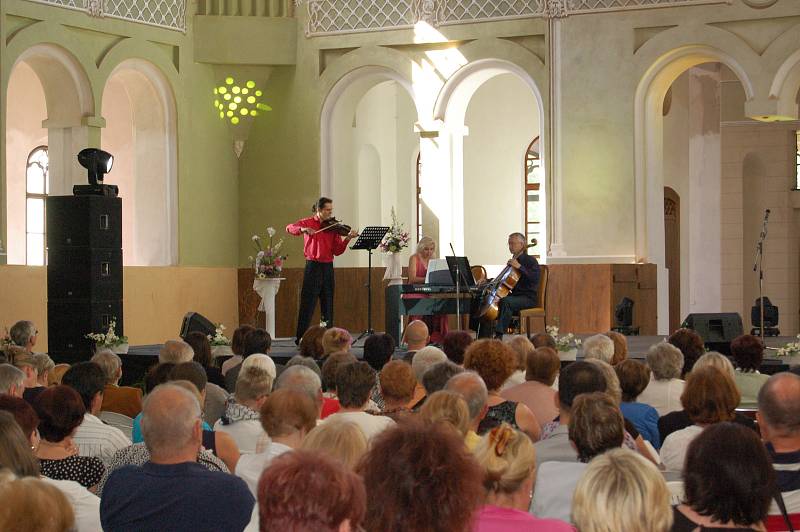 Eva Urbanová se s tleskajícím publikem rozloučila písní Čury mury fuk, z Rusalky od Antonína Dvořáka.