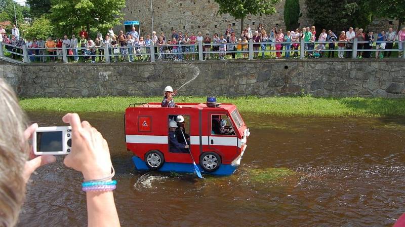 Netradiční plavidla na Mži v Tachově