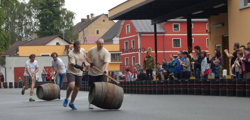 Chodské Svatojánské zámecké slavnosti a Mistrovství světa v koulení pivních sudů.