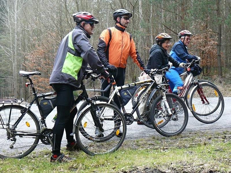 První jarní kilometry mají za sebou cyklisti z tachovského cykloklubu Nežeňme se.