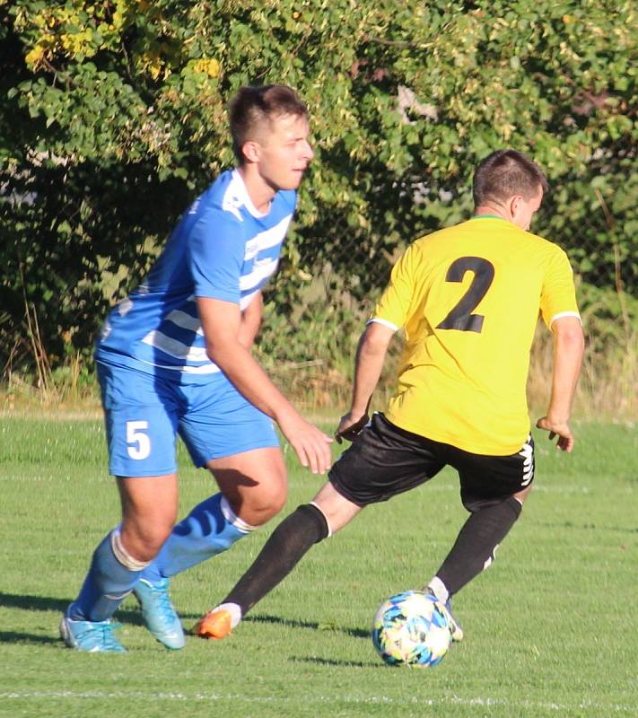 TIP LIGA (řádek č. 5): Sokol Mrákov (v modrém) - Sparta Dlouhý Újezd (ve žlutém) 1:3.