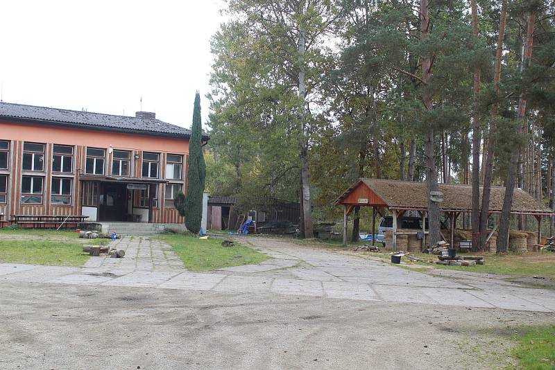 Areál dětského tábora v Boněticích v podzimním období.