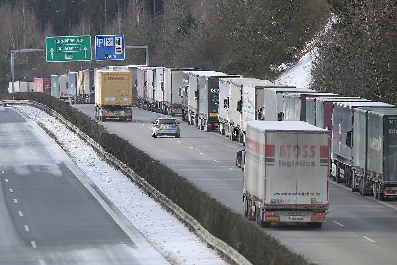 Kolony kamionů na dálnici D5. Fotografie těsně před bývalým dálničním hraničním přechodem Rozvadov.