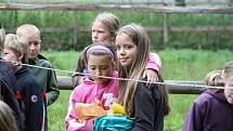 Přes osm desítek dětí z česka i zahraničí tráví prázdniny ve westernovém letním táboře nedaleko Svojšína. 