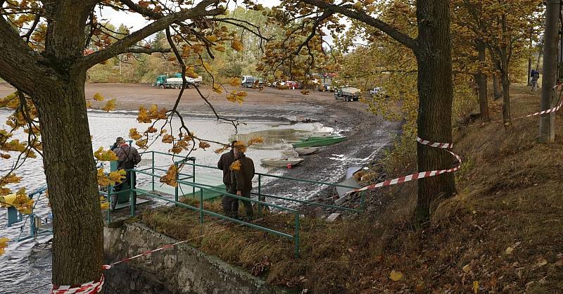 Silný vítr, který od rána zasáhl západ Čech, zkomplikoval i plánovaný čtvrteční výlov 52 hektarového Regentu.