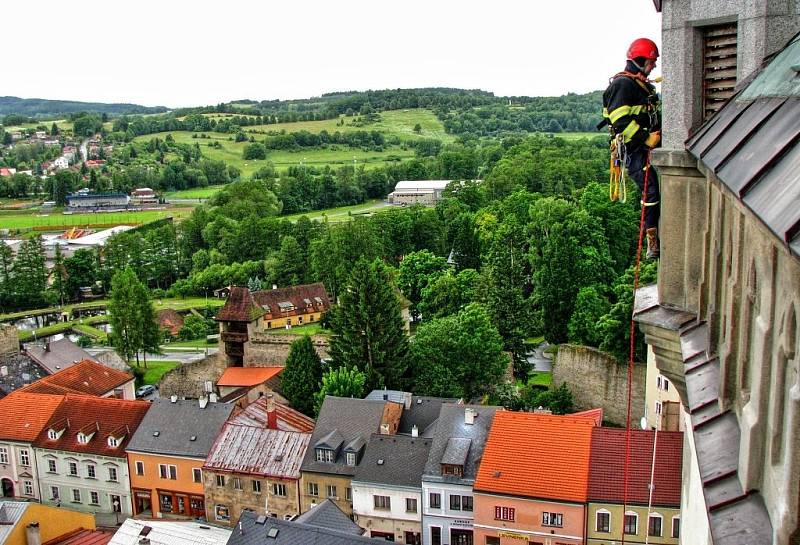 Cvičení hasičů na věži kostela v Tachově.