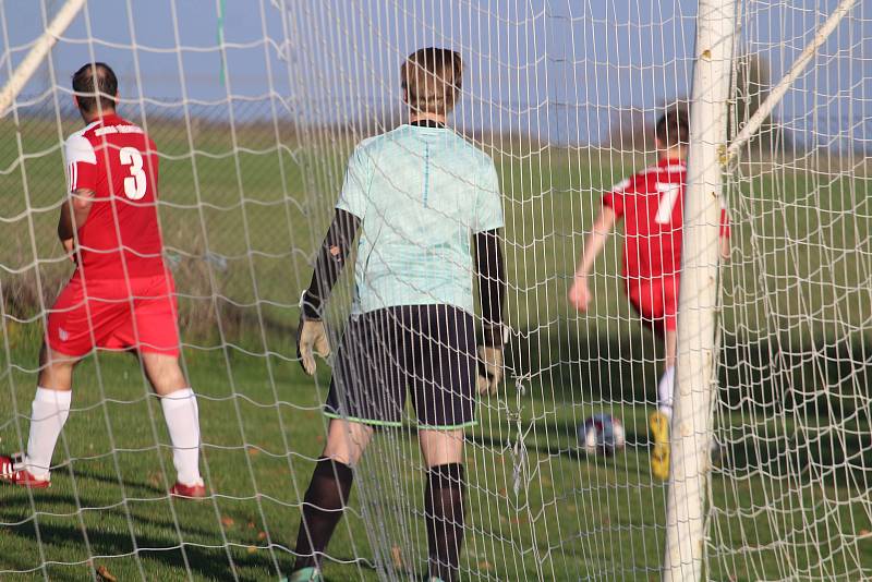 Jiskra Třemešné (v červeném) - Čechie Halže (ve žlutém) 3:1 (0:1).