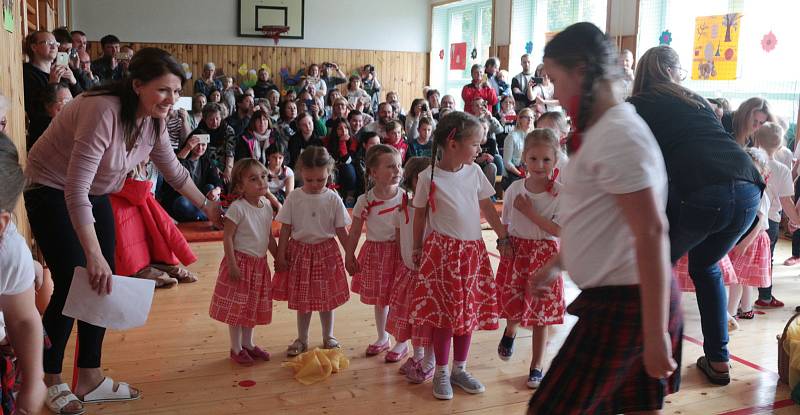 Vítání jara v podání dětí a to i těch nejmenších se v sobotu konalo ve škole v Halži.