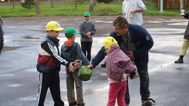 Lidské figury hrály Člověče, nezlob se.