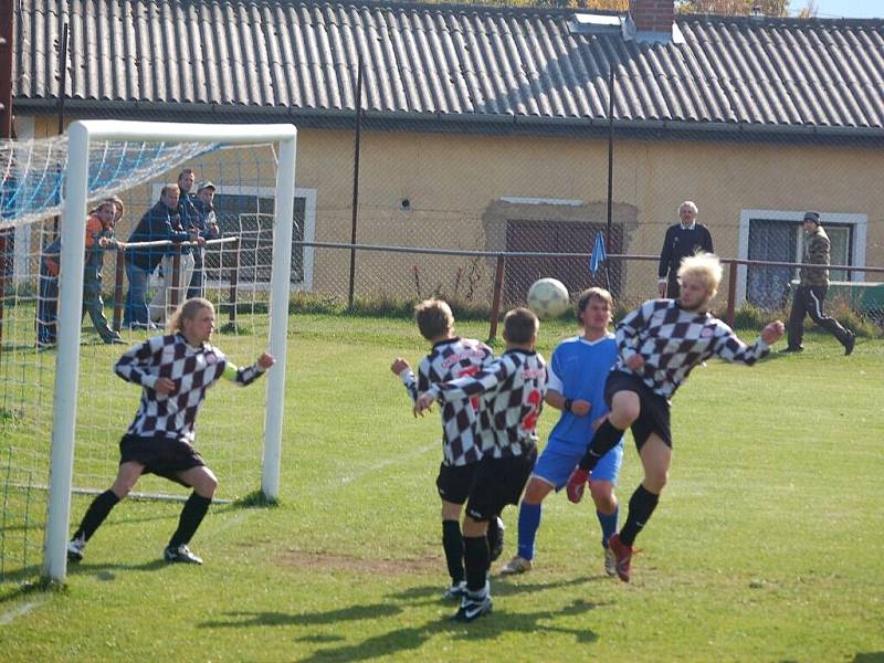 Fotbal: Lom – Ch. Újezd 0:1.