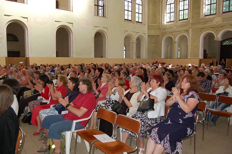 Eva Urbanová se s tleskajícím publikem rozloučila písní Čury mury fuk, z Rusalky od Antonína Dvořáka.