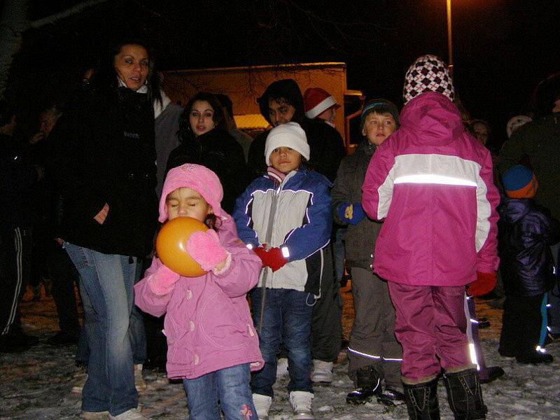 První adventní neděli se sešli Záchlumští u stromečku, který se rozsvítil u tamního obecního úřadu.