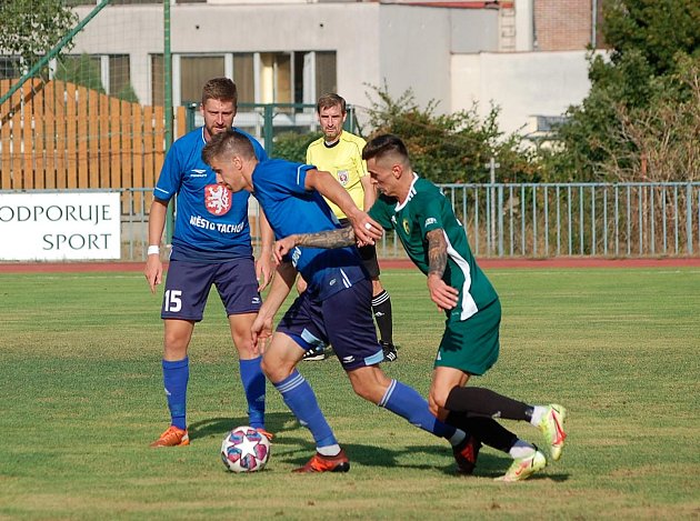 Fotbalisté TJ Baník Stříbro (na archivním snímku hráči v zelených dresech ze zápasu v Tachově) vyhráli o víkendu nad Staňkovem 7:3.