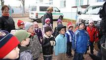 Děti z Mateřské školy Pošumavská z Tachova navštívily ve čtvrtek policii. Navštívily několik specializovaných pracovišť, prohlédly si vybení služebních vozidel, technik jim dokonce odebral otisky prstů.