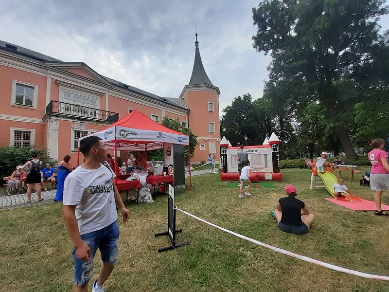 Vůně linoucí se na každém kroku a z každého koutu, skvělá nálada, příjemná hudba a plná spokojená břicha. O tom byl především druhý ročník Food festivalu v Sokolově, který se konal přímo v zámecké zahradě.