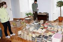 Pracovníci zámku Petra Tikalová a Pavel Voltr u 1300 knih, které se po desítkách let vrátily na tachovský zámek.