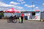 Stánek u cyklostezky v Chodové Plané je v letních měsících často doslova v obležení milovníků zmrzliny.