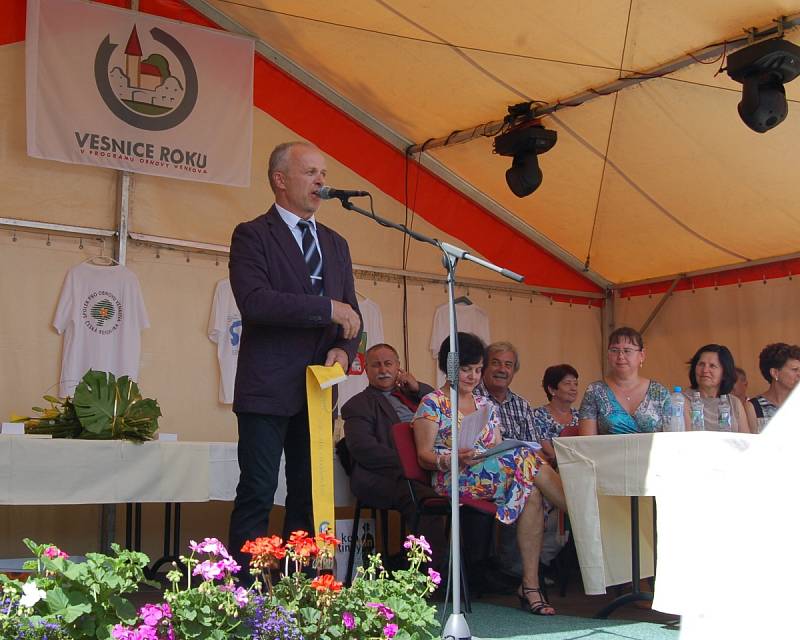 Zlatou stuhu a ocenění Vesnice roku Plzeňského kraje v sobotu odpoledne oficiálně převzala obec Konstantinovy Lázně.