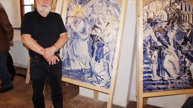 FRANTIŠEK ŠVANCAR, který přestavuje jedno ze svých děl, jež ztvárnil společně s malířem Ivanem Komárkem.