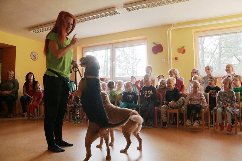 Děti přišli navštívit čtyřnozí přátelé