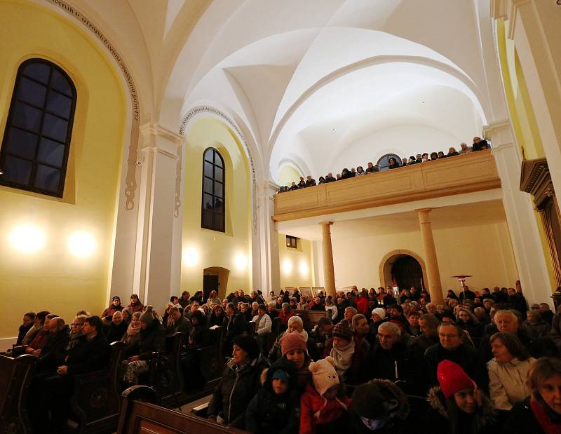 Koncert rekordně zaplnil kostel, zpěvačka lákala anděly