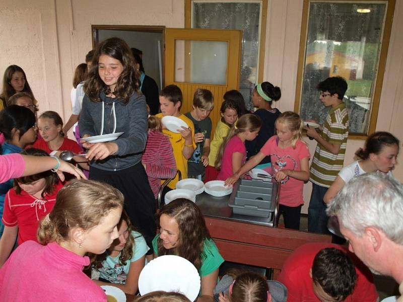 Tábor redakce Deníku navštívila v pátek dopoledne. K obědu byla hrachová polévka a čevabčii s bramborem a tatarskou omáčkou. Brabenčata se k obědu seběhla neuvěřitelně rychle.