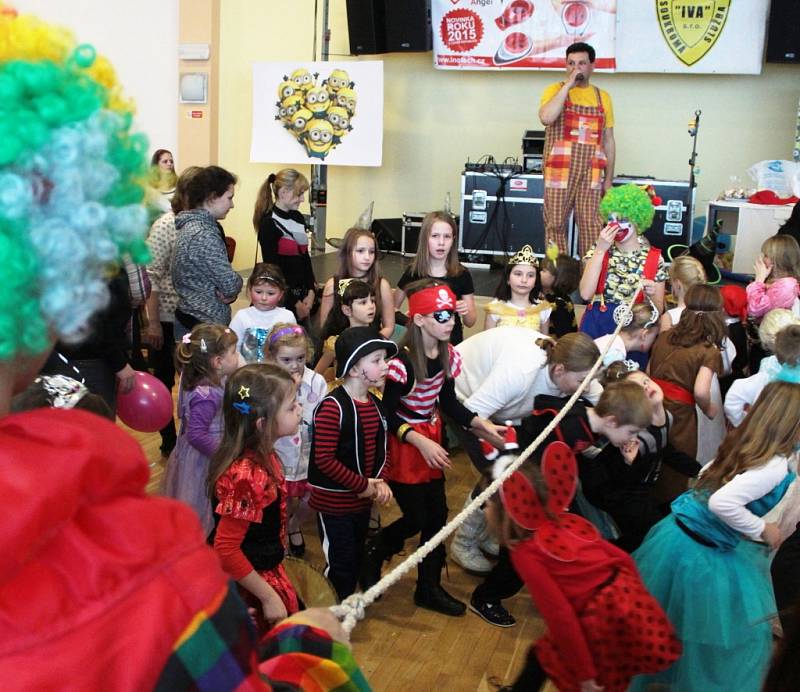 Maškarní karneval rozproudil společenský sál Mže