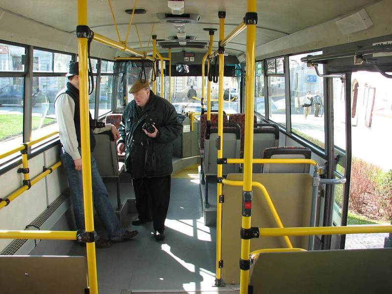 Stříbrské MHD dostalo do výbavy nový autobus se speciální rampou pro vozíčkáře a kočárky