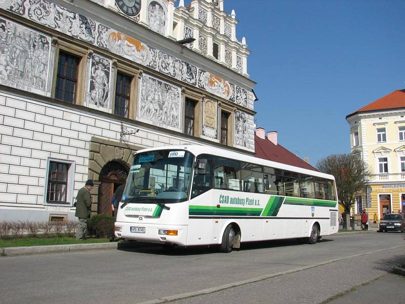 Stříbrské MHD dostalo do výbavy nový autobus se speciální rampou pro vozíčkáře a kočárky