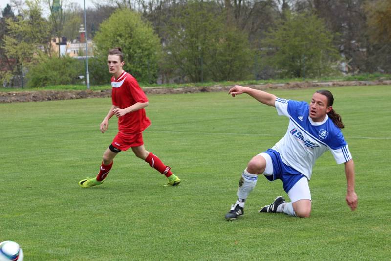 V derby mezi Chodovou Planou (v červeném) a Částkovem padlo devět gólů. Z vítězství se radovali domácí, kteří vyhráli 6:3.