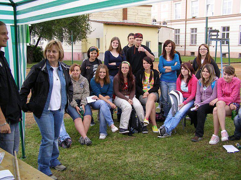 Den zdraví s ukázkami první pomoci, hasičské a policejní práce, prožili studenti ve Stříbře. 