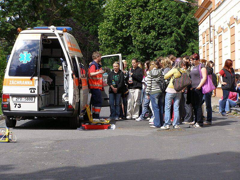 Den zdraví s ukázkami první pomoci, hasičské a policejní práce, prožili studenti ve Stříbře. 