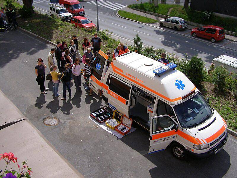 Den zdraví s ukázkami první pomoci, hasičské a policejní práce, prožili studenti ve Stříbře. 