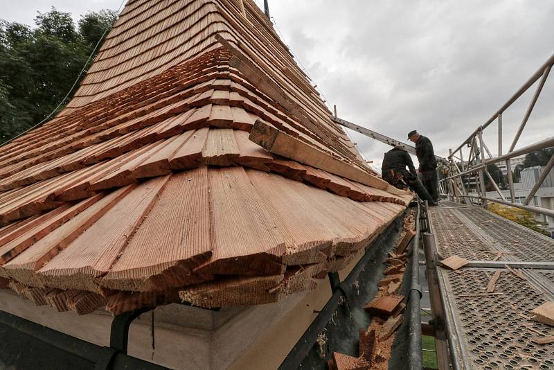 Středověká hradební věž má novou střechu z modřínových šindelů