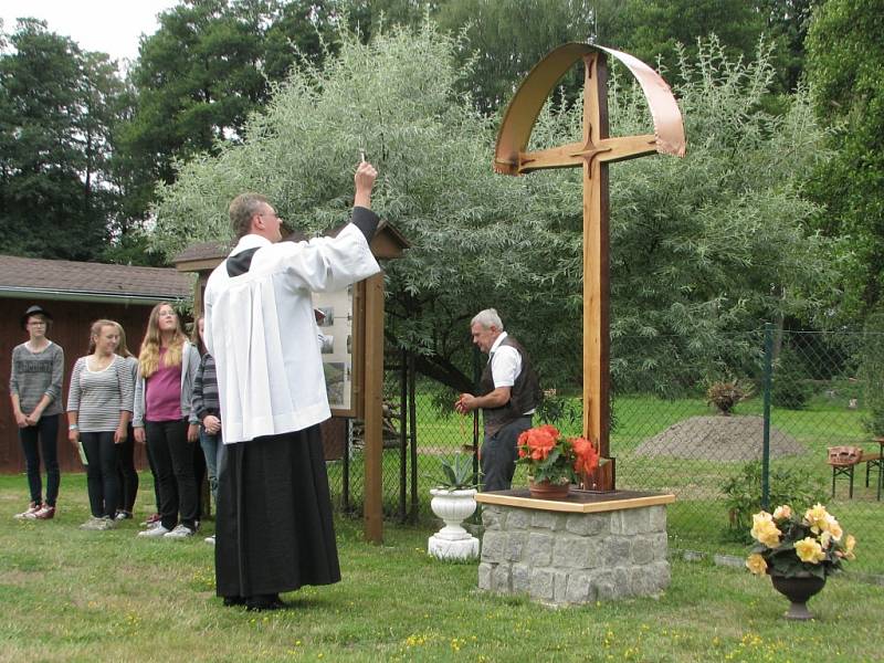 Trnovou zdobí nové dílo, kříž