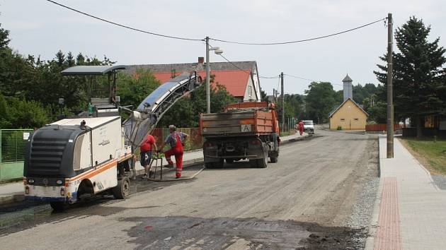 SPECIÁLNÍ STROJE už odfrézovaly na hlavním průtahu obcí Hošťka povrch vozovky a mohou nastoupit asfaltéři na položení nového koberce. 