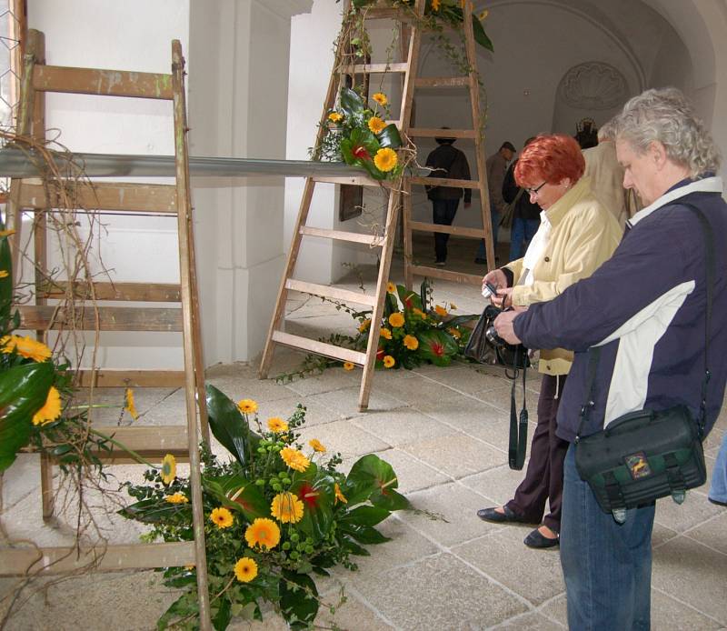 Víkendové komentované prohlídky v kladrubském klášteře se tentokráte nesly v duchu 340 výročí od narození od narození Santiniho Aichela. Návštěvníci si prohlédli květinové vazby, které připomínaly některé jeho stavby.