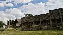 Tereza Fejtová se s manželem stará nejen o čtyři děti, ale i o rozsáhlé hospodářství a keltský skanzen. Foto: Monika Šavlová a Archiv Terezy Fejtové