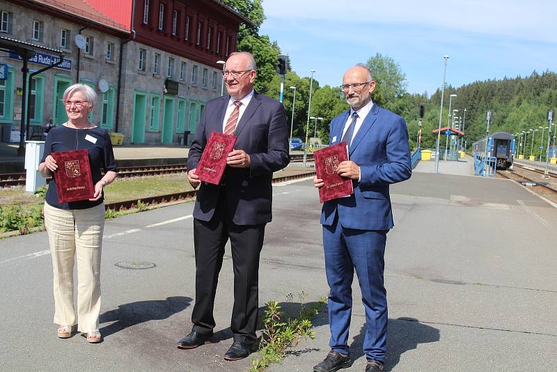 Podpis dohody o spolupráci při přeshraničním uznávání celodenních jízdenek v Alžbětíně.
