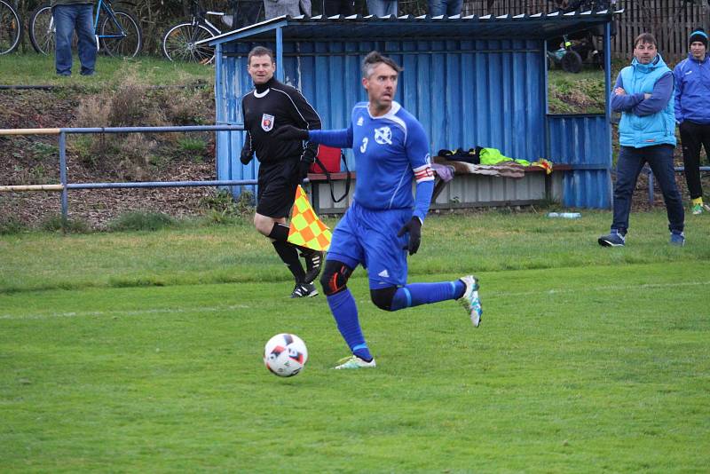 Tatran Chodov (ve žlutém) - TJ Chodský Újezd (v modrém) 2:2 (2:0), PK 3:4.