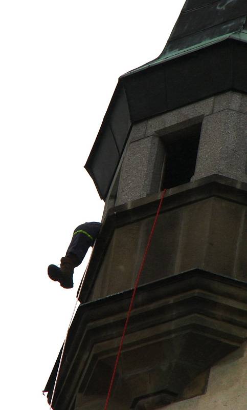 Cvičení hasičů na věži kostela v Tachově.